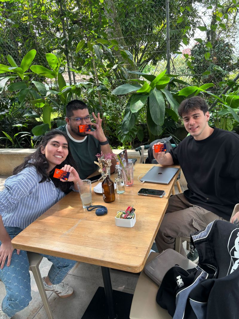 Clientes usando Glim en restaurante